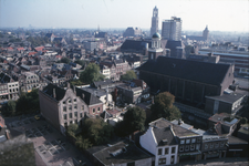 851816 Overzicht van het zuidoostelijk deel van Wijk C te Utrecht, vanaf de Jacobitoren (Jacobskerkhof), met linksonder ...